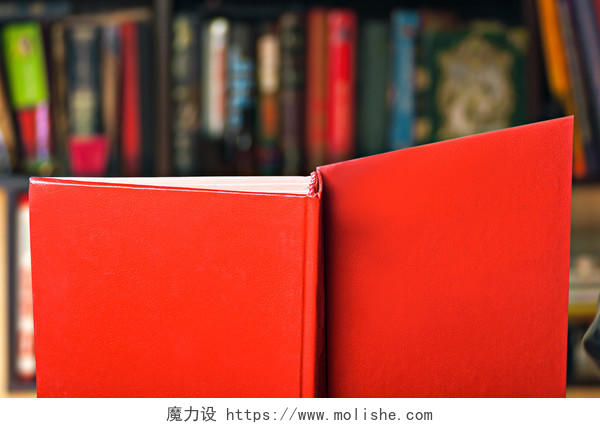 书架背景上的红皮书读书分相会阅读世界读书日